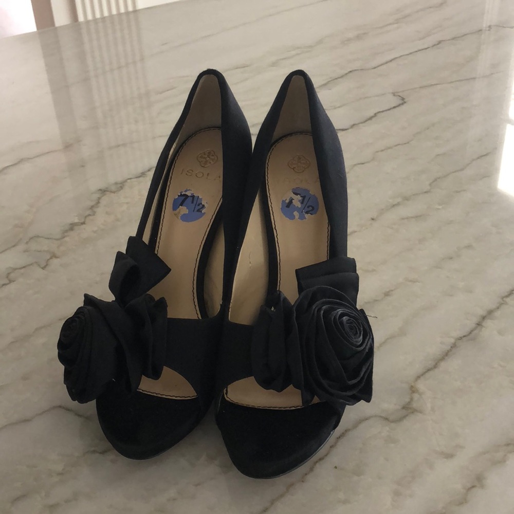 Black pumps